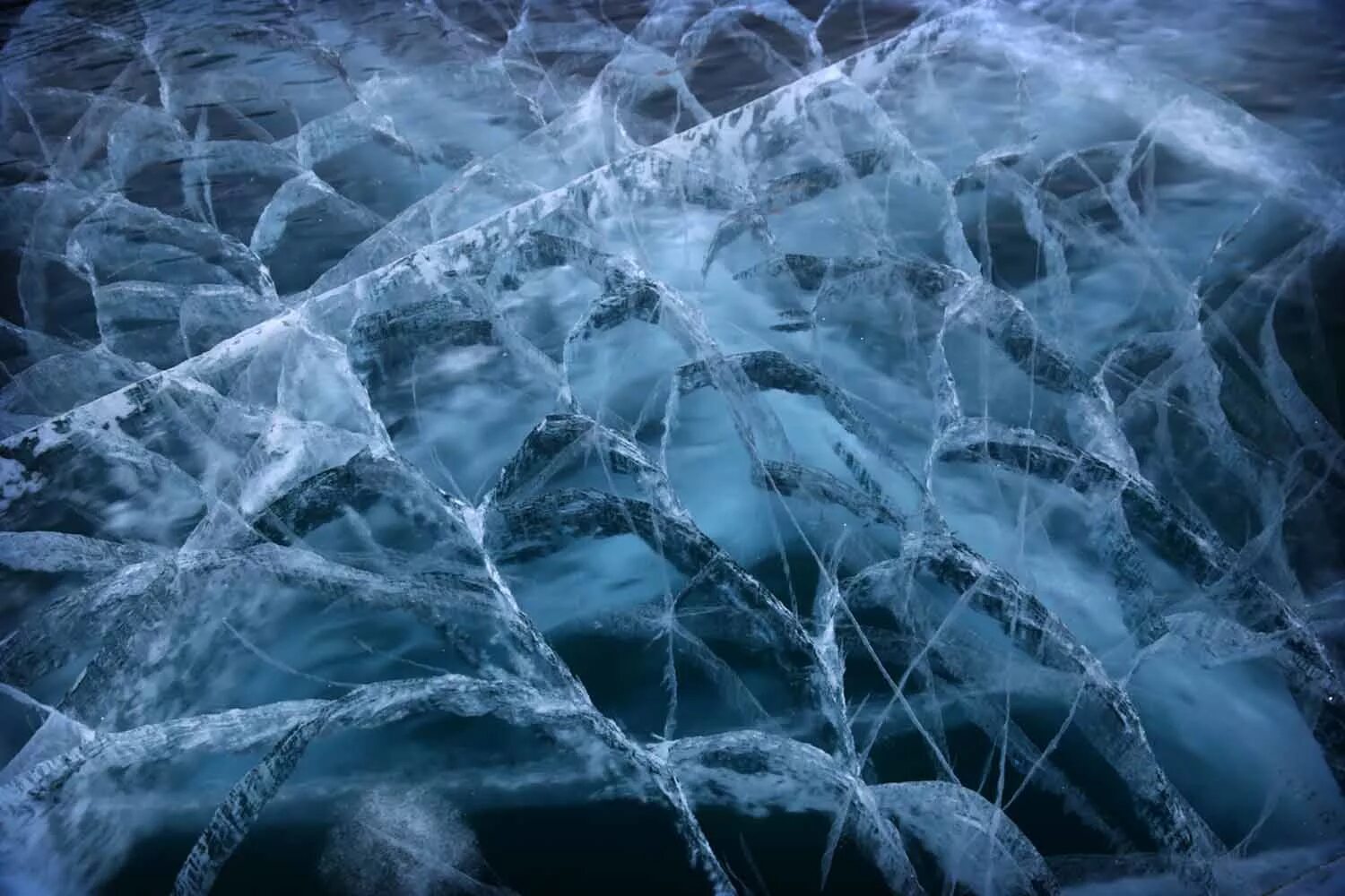 Лед. Лед Эстетика. Треснувший лед. Поверхность льда. Разбивая поверхность