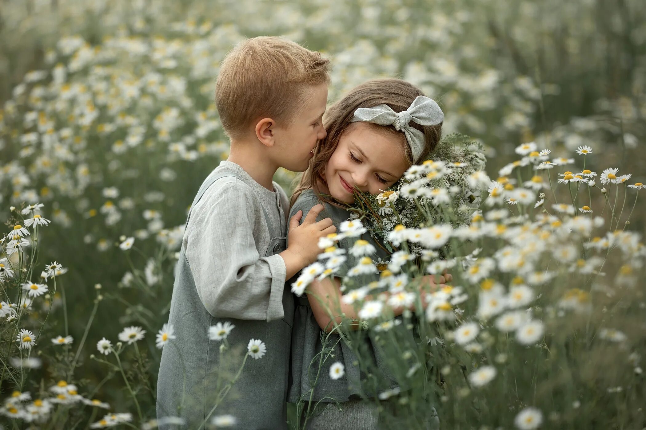 Фотосессия в ромашках. Мальчик Дари девочке цветы. Девочка в ромашках. Дети с цветами. Дарим друг другу песни