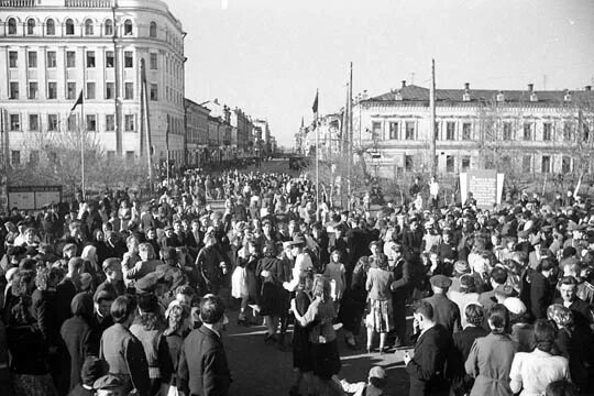 Победа куйбышева. Куйбышев 9 мая 1945. Новосибирск 1945. 1945 Году город Самара. Самара в 1945 году 9 мая.