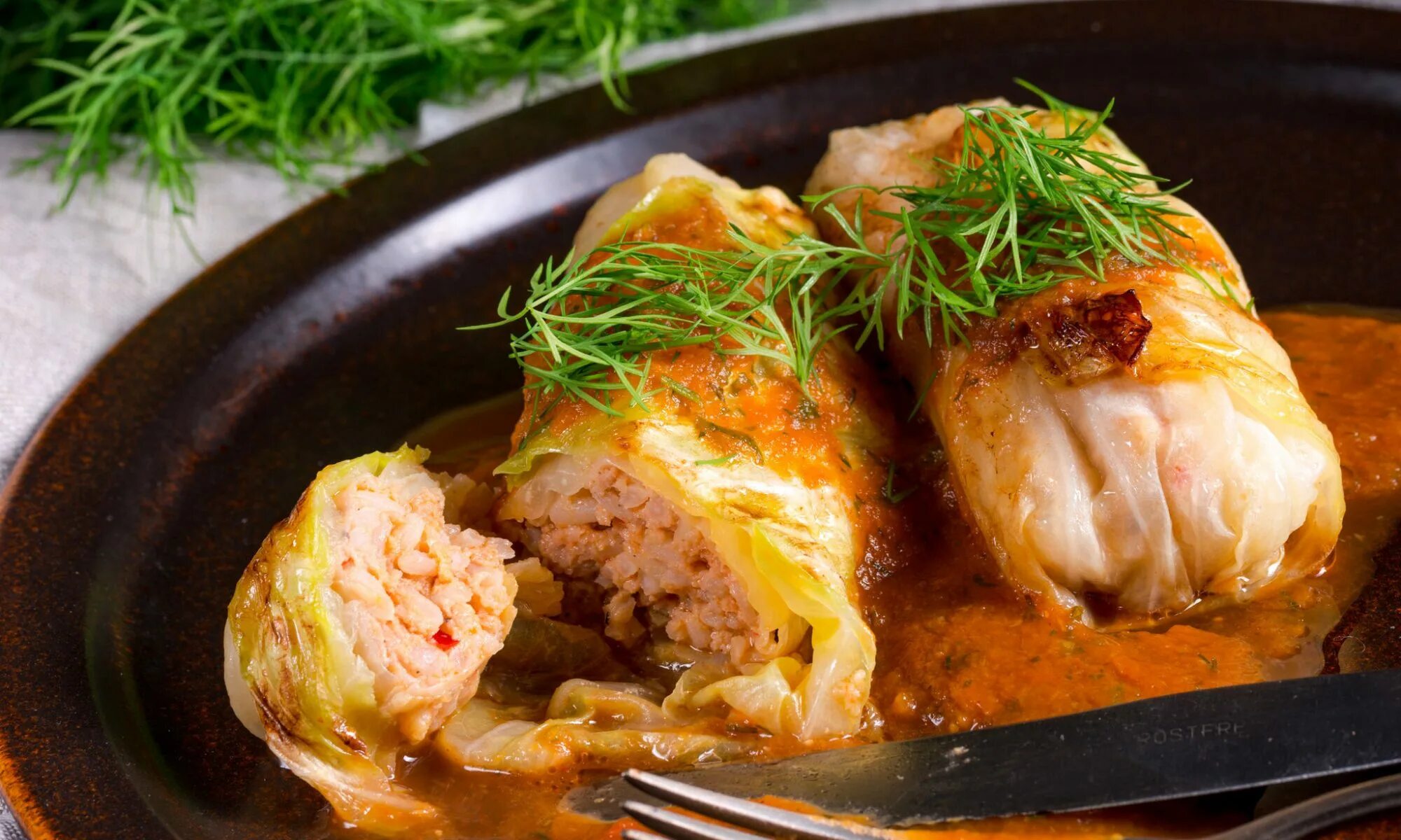 Сколько варить голубцы с мясом. Голубцы по закарпатски. голубцы со сметаной. голубцы в сметанном соусе. голубцы в духовке в сметанном соусе.
