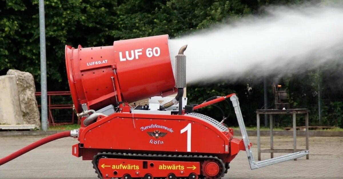 Гусеничный беспилотный пожарный робот LUF 60. ЛУФ 60. LUF 60 пожарная машина. Современная противопожарная техника LUF 60.