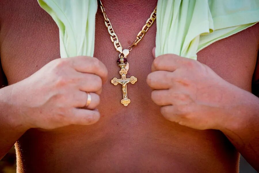 Ставить крест на человеке. Православный крест на шею. Золотой крестик на шее. Крестик на шее православный. Крестик на цепочке на груди.