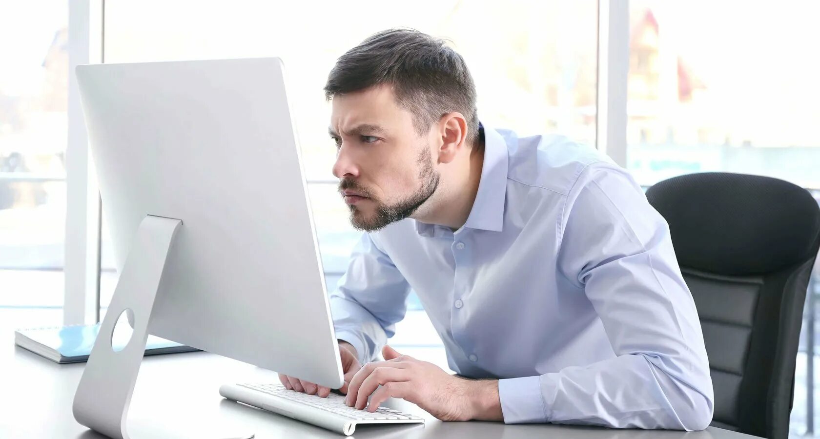 Человек сидит за компом. Человек сидит за компьютером. Человек сидит за компьютером. Человек сидит за компом. Челок за столом спиной.