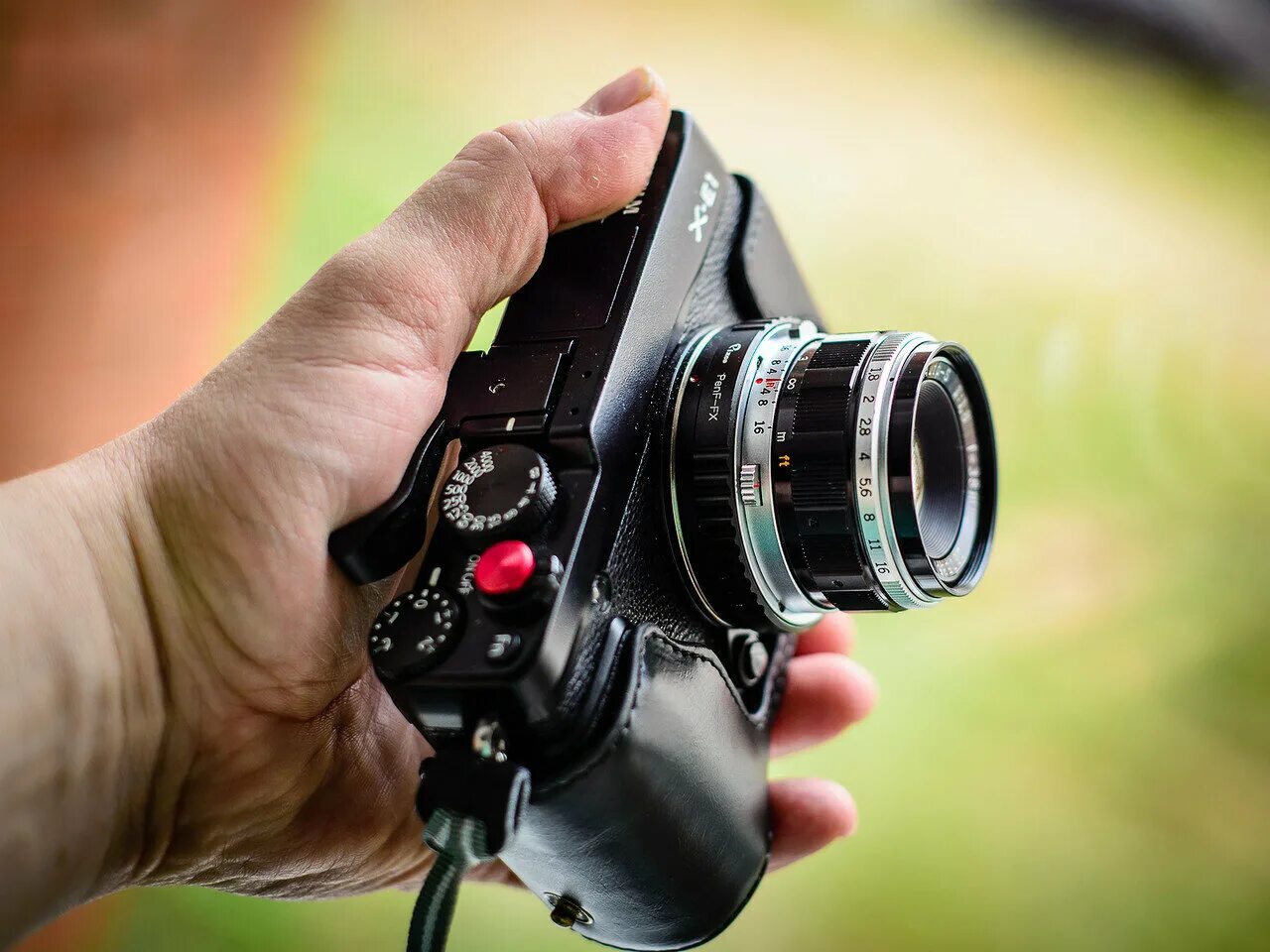 Подскажите камера. Подскажите камера. Sony беззеркалка съемный видоискатель. Фотоаппарат panasonic lumix gf6 с. Подскажите камера.