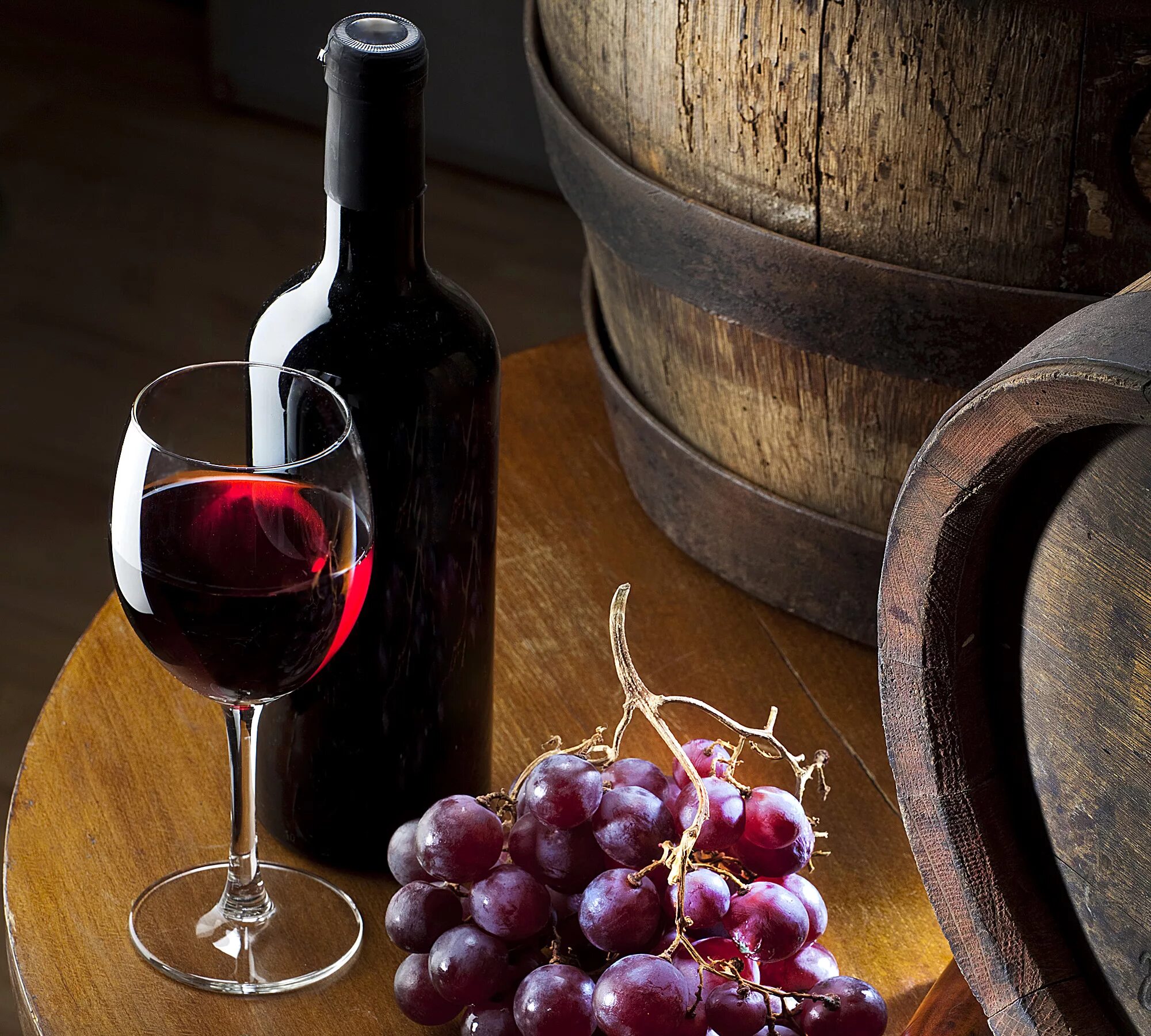 Вино красивые фото. Виноград Лидия вино. Красное полусладкое вино с виноградом. Вино бокал виноград. Бокал с вином.