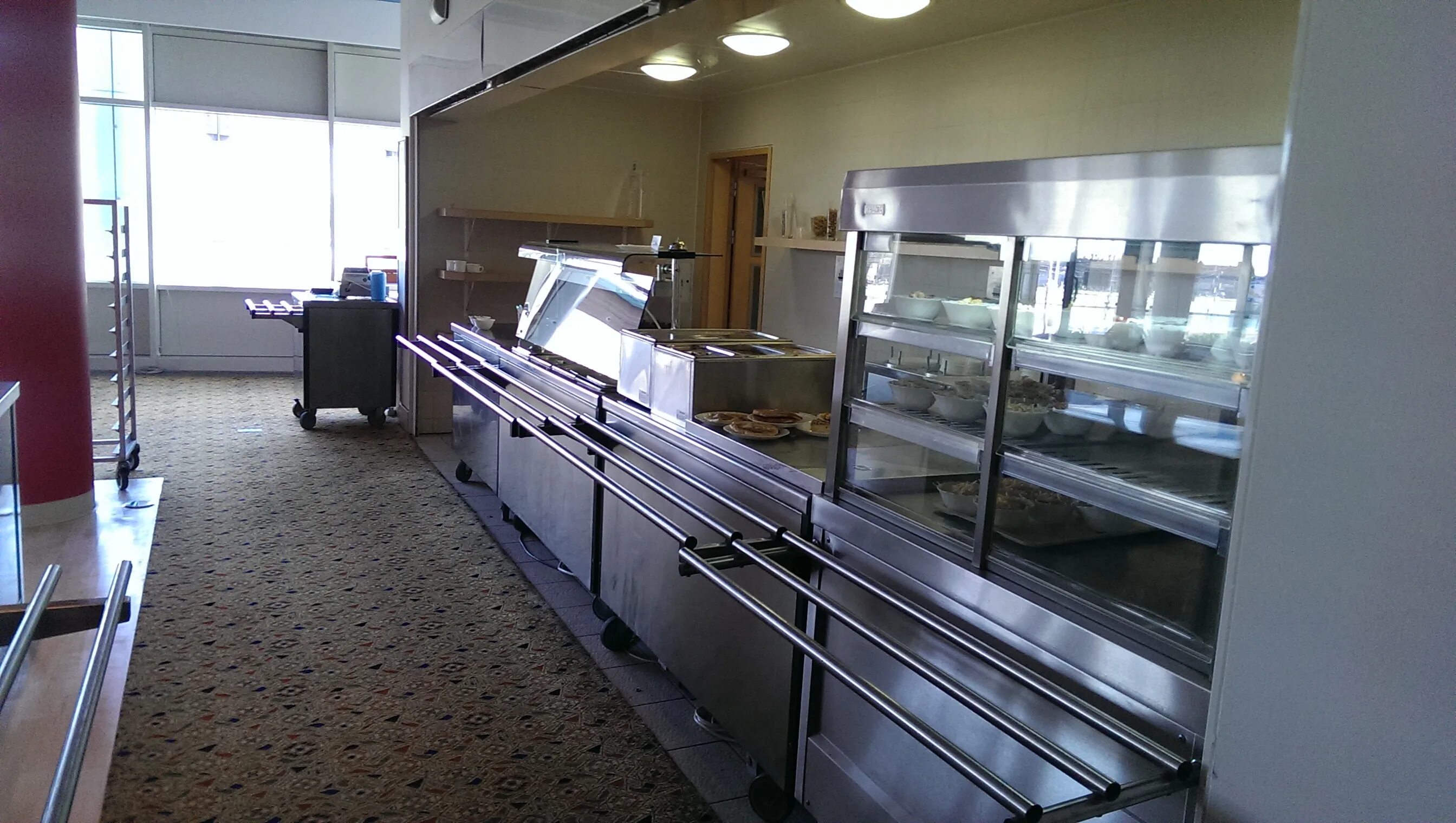 школьные раздачи столовой. столовая. кухонное оборудование для школьных столовых. столовая общественного питания. столовая.