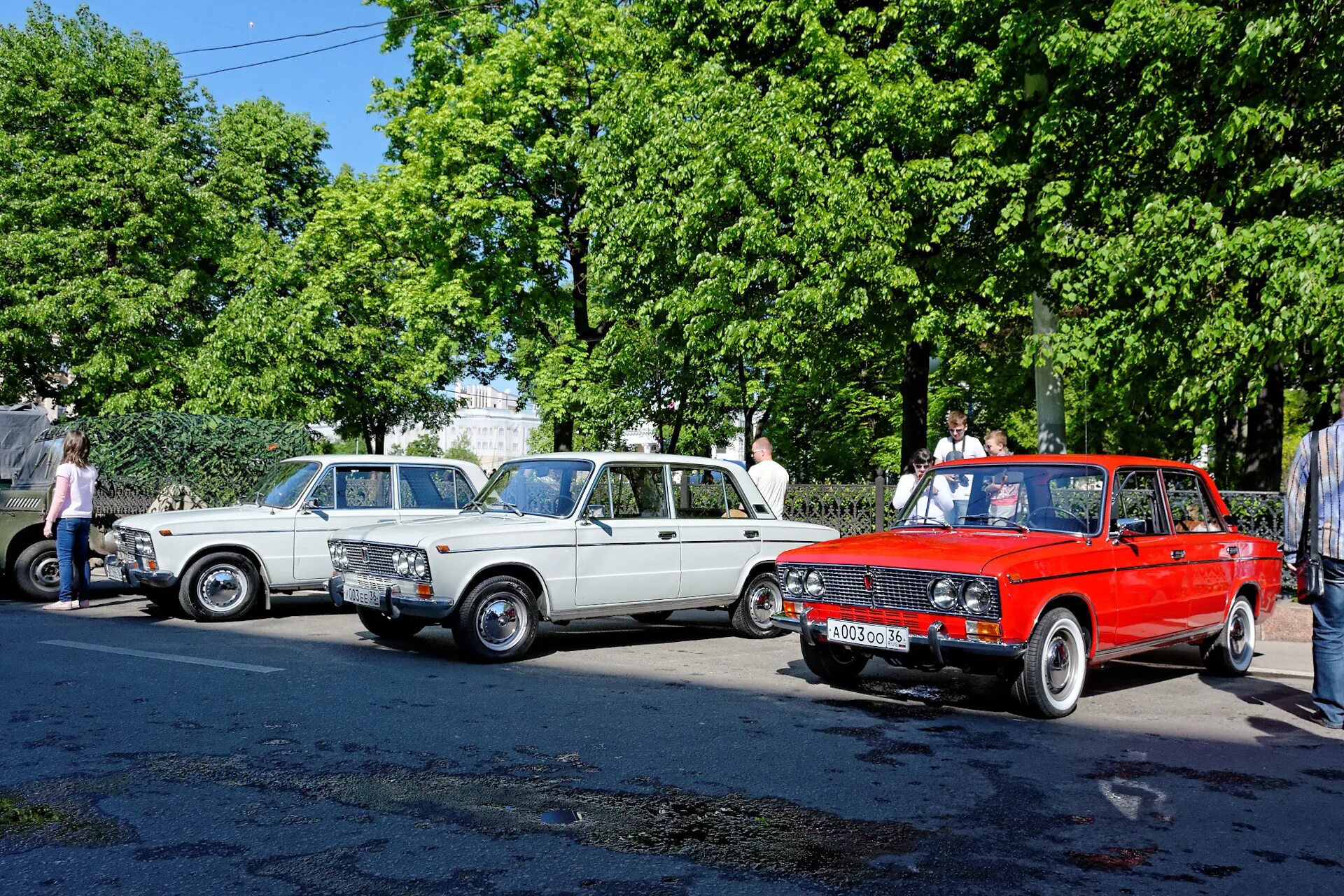 Зикер 001 автомобиль. Ретро машины Нижний Новгород. Машина под 9 мая 2107. Машина Лисиан л 9. 9 Мая авто старое фото.