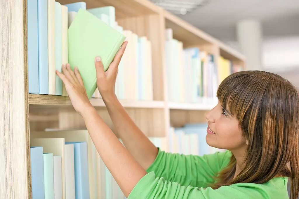 Книгу достанет. Рука достает книгу с полки. человек достает книгу с полки. девушка берет книгу с полки. достает книгу.