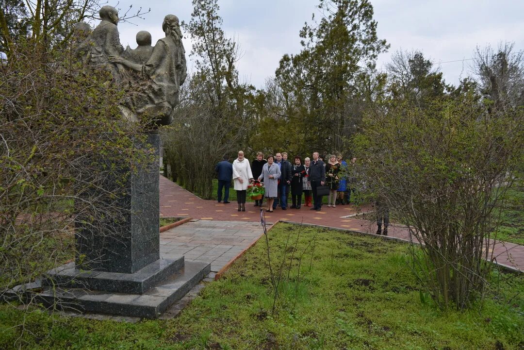 Район саратовская область поселок первомайский погода. Мемориал жертвам депортации 1944 Крым. Первомайское (Первомайский район, Крым). Пгт Первомайское Крым парк. Памятник реабилитированных народов Крым.