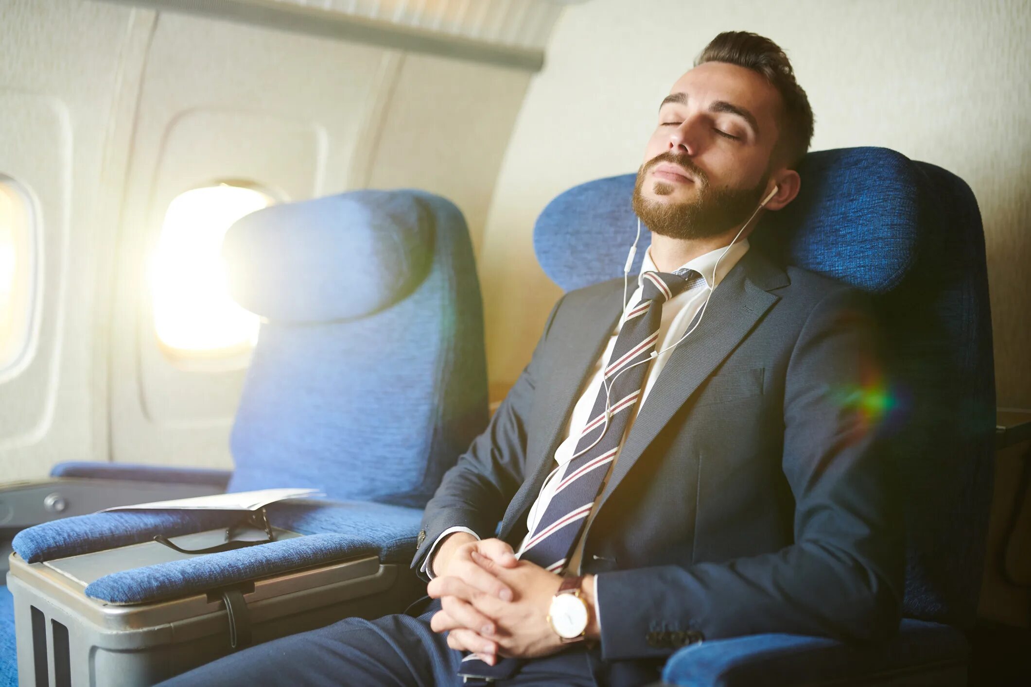 Что может быть в самолете. Сон в самолете. man sleeping on airplane. black man on a plane. aircraft suit.