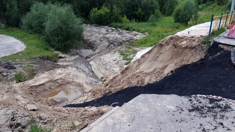 Ливень размыл круто поднимающуюся тропинку в гору