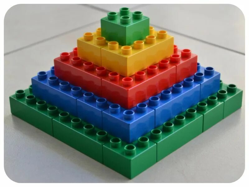 Конструктор соединений. Пирамида lego duplo. пирамидка хема лего дупло. пирамида из конструктора. пирамида из лего.