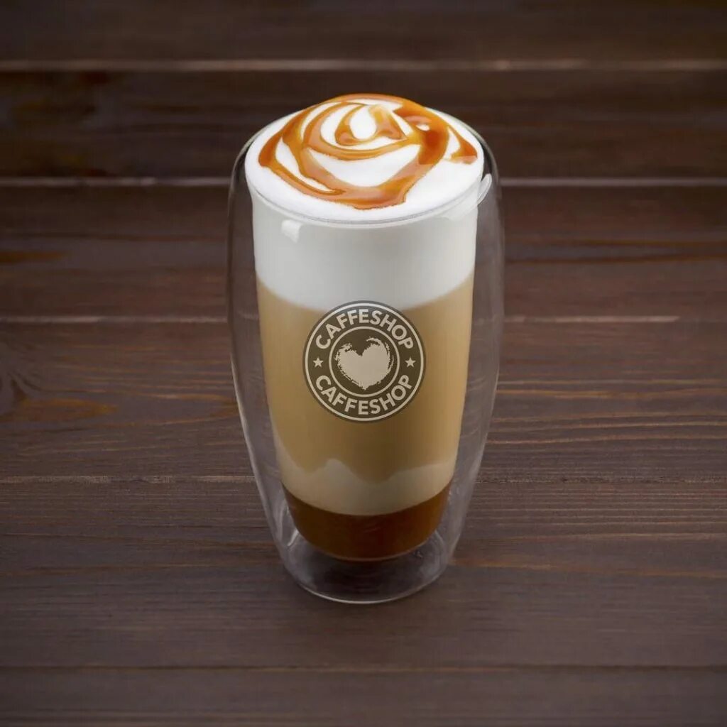 Карамельный капучино раф. Карамельный латте. Кофе латте с соленой карамелью. Латте соленая карамель. Кофе латте с соленой карамелью.