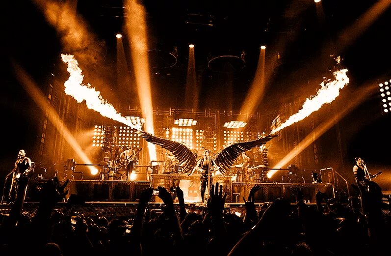 Rammstein выступления. Rammstein концерт. рок концерт рамштайн. группа rammstein концерты. группа раммштайн на концерте.