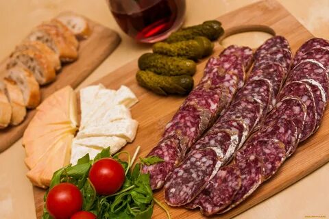 Копченая колбаса с овощами