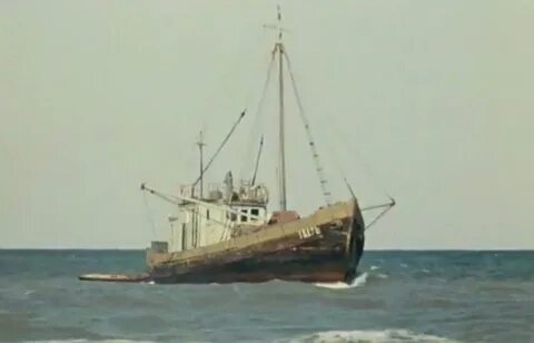 Моторный баркас рассекая легкие волны
