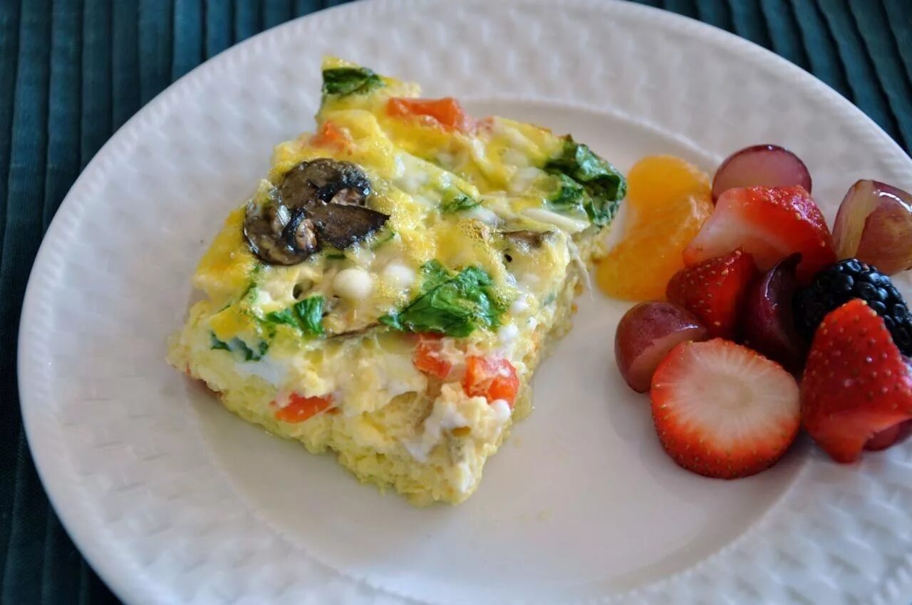 Яичница со шпинатом. Омлет при похудении можно. Омлет с сыром. Омлет с зеленью и сыром на сковороде. Omlet с брокколи.