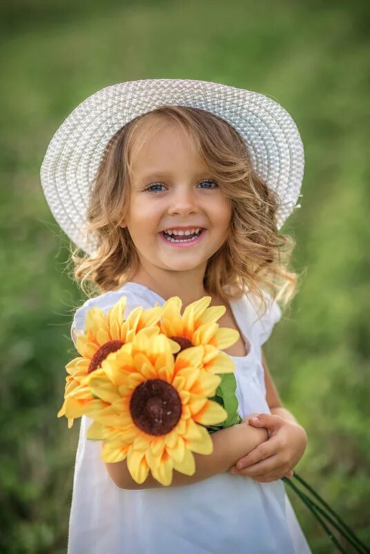фотосессия в подсолнухах. девочка подсолнух. молодые подсолнухи. девушка в подсолнухах. дети в поле подсолнухов.