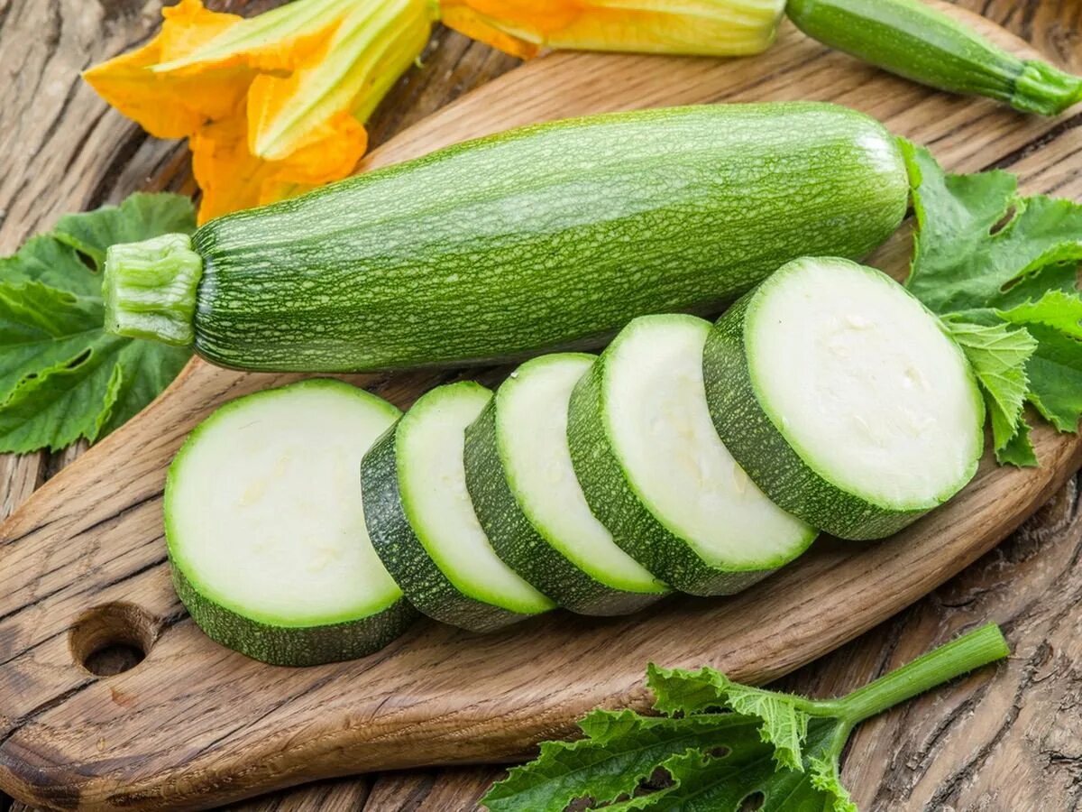 Vegetables and cucumber. Цукини и кабачки. Цукини зеленый. Кабачок цуккини полосатый. Цуккини Грюнталер кабачок.