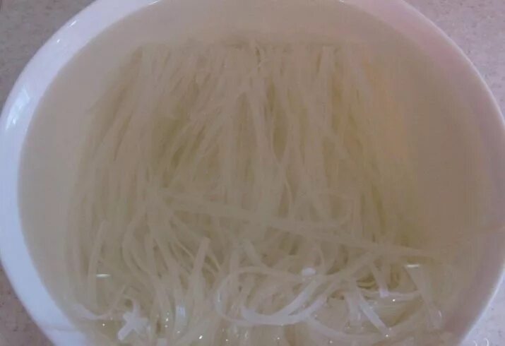 Сколько варить домашнюю яичную лапшу. Варка рисовой лапши. вареная рисовая лапша. как варить рисовую лапшу. лапша рисовая заваривающия китайская.