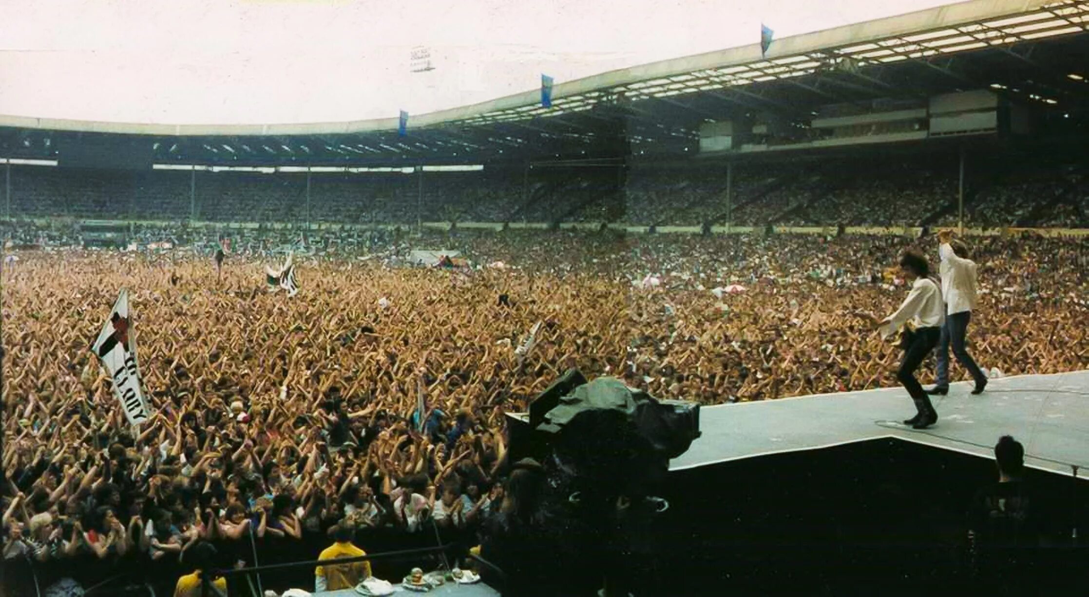 Концерт квин на стадионе. Queen Уэмбли 1986. Группа Квин на стадионе Уэмбли 1986. Фредди Меркьюри стадион Уэмбли 1986. Queen концерт на стадионе Уэмбли.