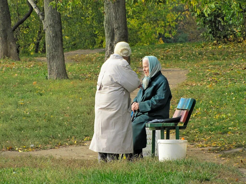 Пенсионеры в России. Пенсионерка Россия. Пенсионеры на лавке. Пенсионеры пенсионного возраста в 2023.