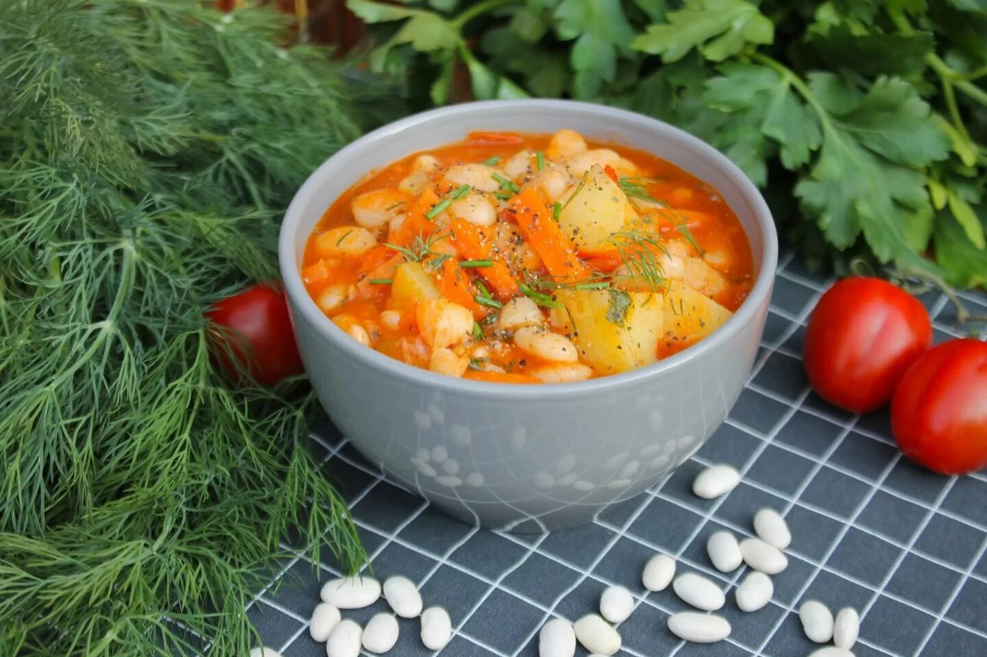 Картошка с фасолью в томатном. Картофель с фасолью. тушеная картошка с фасолью. суп тушеная картошка. фасоль красная с картошкой.