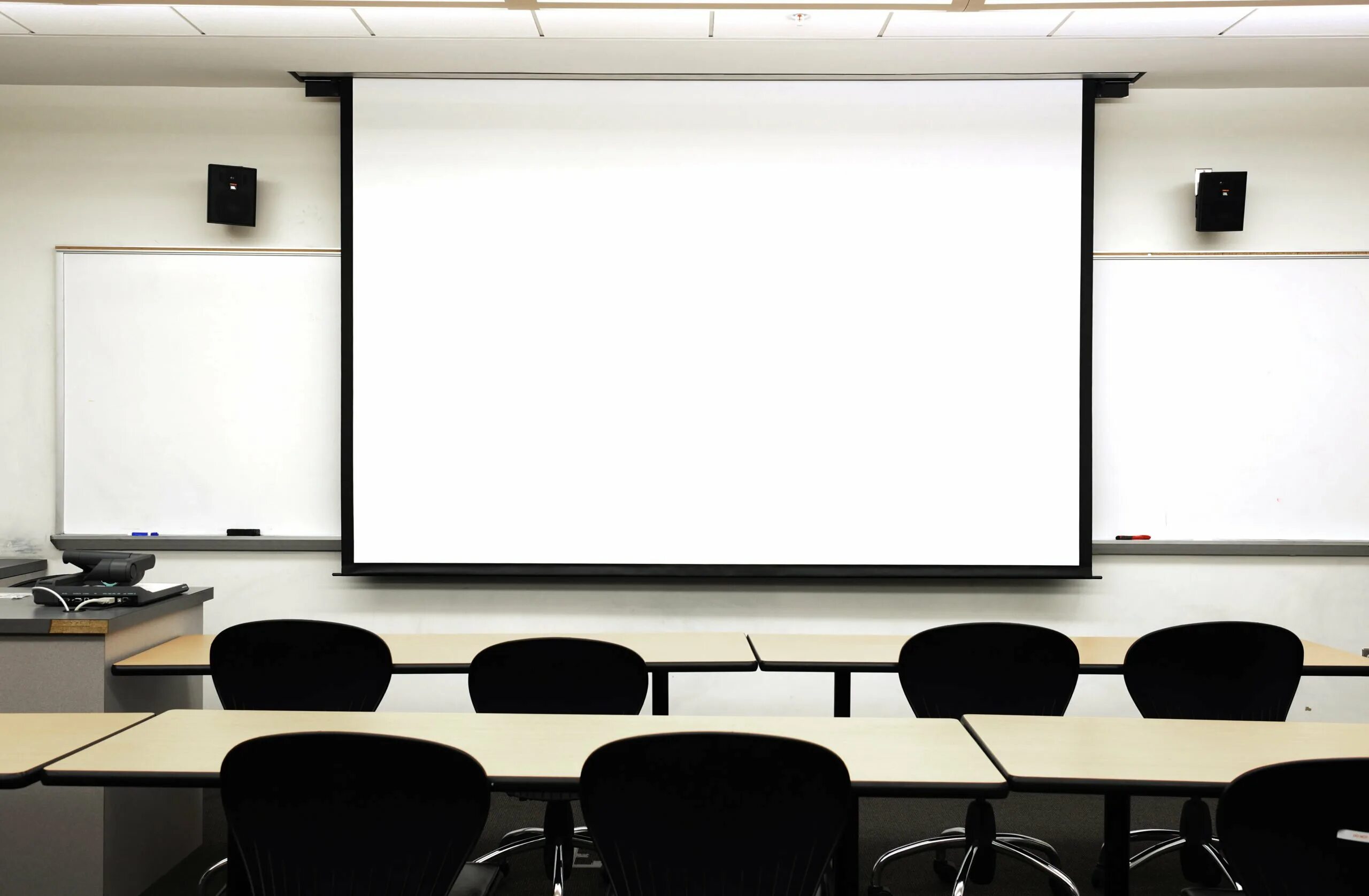 Проектор для лекционного зала. Современный школьный кабинет. Проектор для школы. Экран для проектора. Мультимедийный проектор для школы.