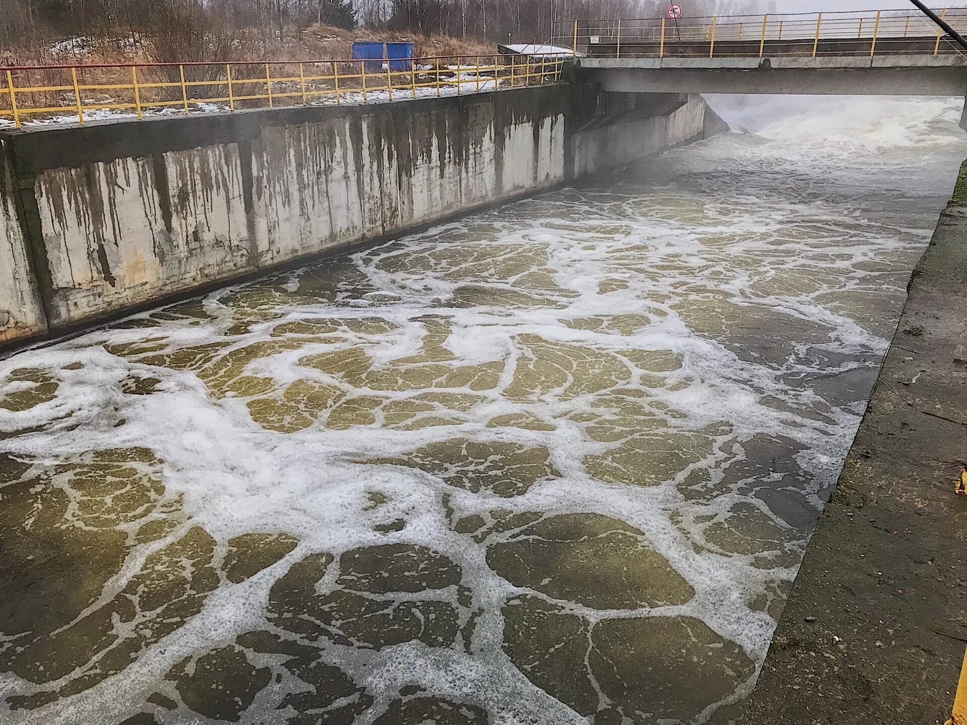 Сброс воды десногорское. САЭС водохранилище. Десногорское водохранилище САЭС. Трояновский сброс Десногорск. Сброс воды с Десногорского водохранилища.