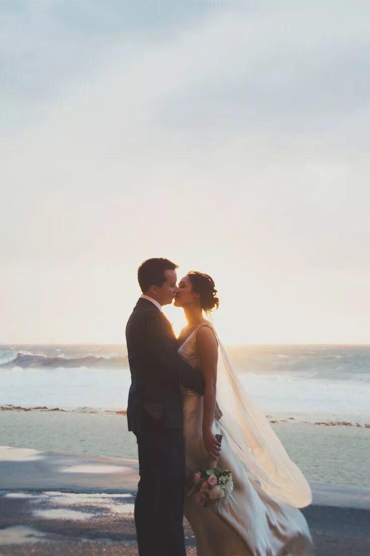 Such lovely. Свадьба на море. Свадебная фотосессия на море. Жених и невеста на море. Красивые жених с невестой у моря.