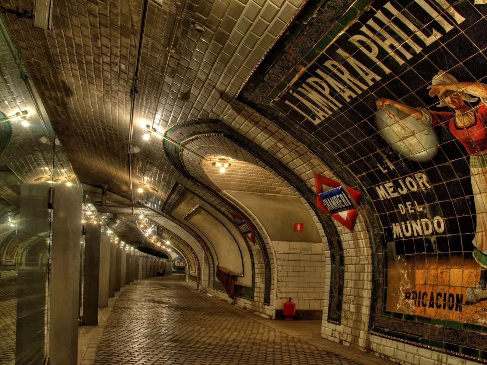 Станция метро Гамла стан. Станция Чамбери Мадрид. Самое большое метро в мире. Самый большой метрополитен в мире.