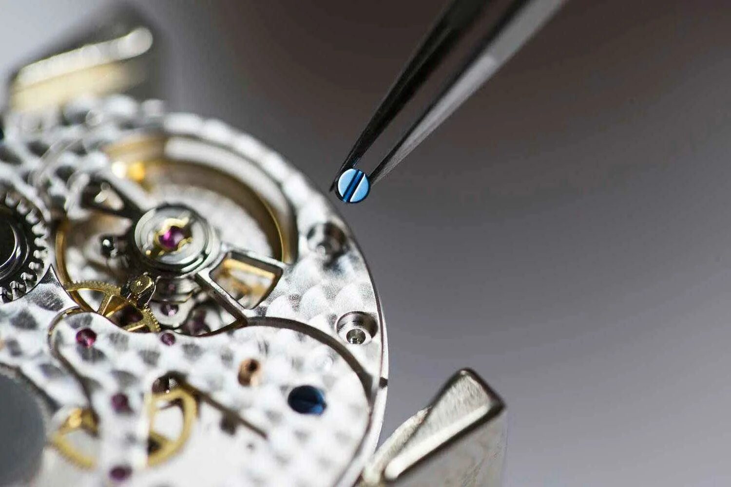 Мастер по изготовлению и ремонту часов. Часовая мастерская. Полировка ювелирных изделий. Мастер по изготовлению и ремонту часов. Часовой мастер.