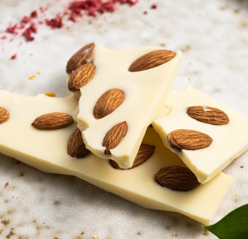 Шоколад o'zera белый с миндалем. Белый шоколад с миндалем. Шоколад альпен голд 85 гр миндаль и кокос. Линд белый шоколад с миндалем. Белый шоколад с миндалем.