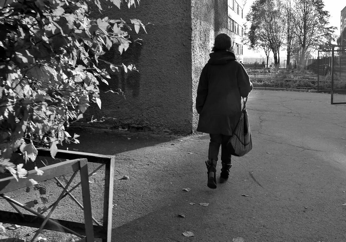 Парень знакомится с девушкой на улице. Прохожий мужчина. Молодые люди на улице. Встреченный прохожий. Встреченный прохожий.