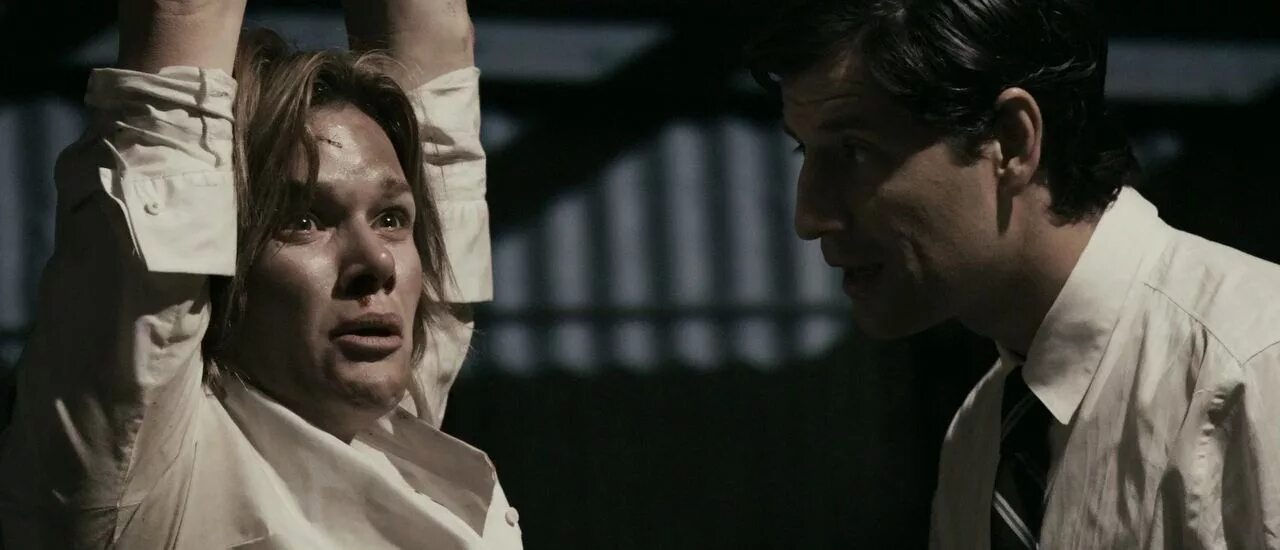 Кэрри энн мосс хизер грэм. Полицейские насильники. Насилие красивых девушек. Мужчина и женщина принуждение. Принуждение из кинофильмов.