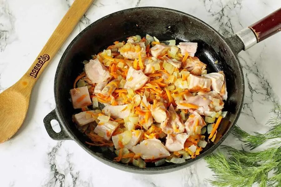 Копченая картошка с грибами. Картошка тушеная с копченостями. картофель с копчёной курицей. картошка с копченой курицей тушеные. картошка с копченой рулькой тушеная.