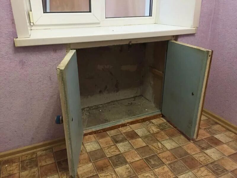 Зимний холодильник. Шкаф холодильник под окном. Шкафчик под окном на кухне. Хрущёвский холодильник под окном. Хрущевка ниша под окном.