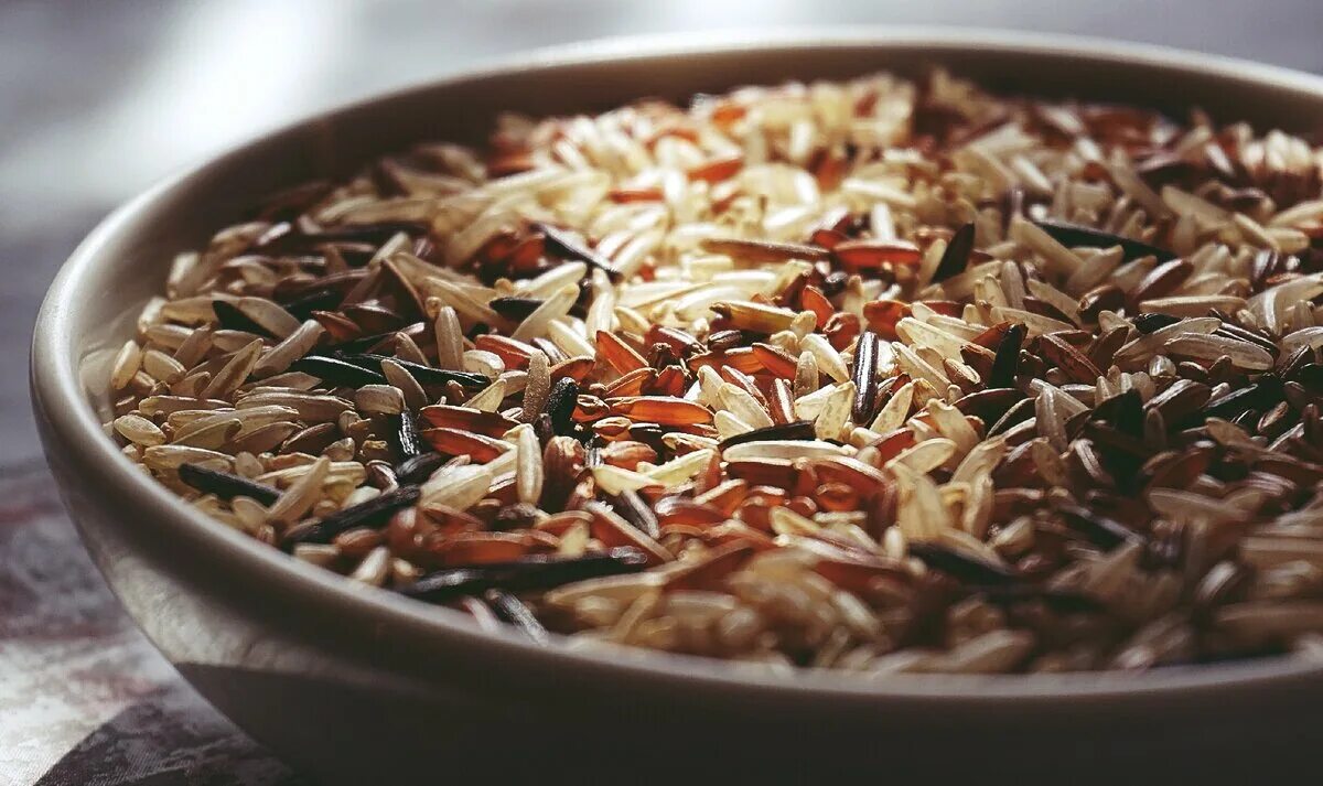 Коричневый рис с овощами. Салат с бурым рисом. Коричневый рис рецепты. Коричневый рис рецепты. Рис генмай.