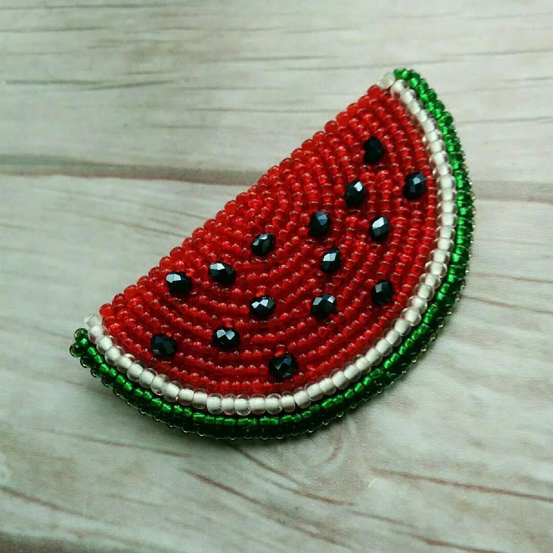 Фигурки из бисера легкие. Брелок арбуз из бисера. Как сделать из бисера арбуз. Как сделать из бисера арбуз. Брошь арбуз из бисера.