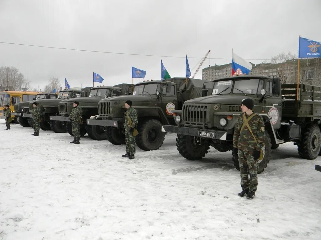 На выезд военных. Военный водитель в армии. Смотр военной техники. Водитель боевой машины. Автомобильные воинские части.