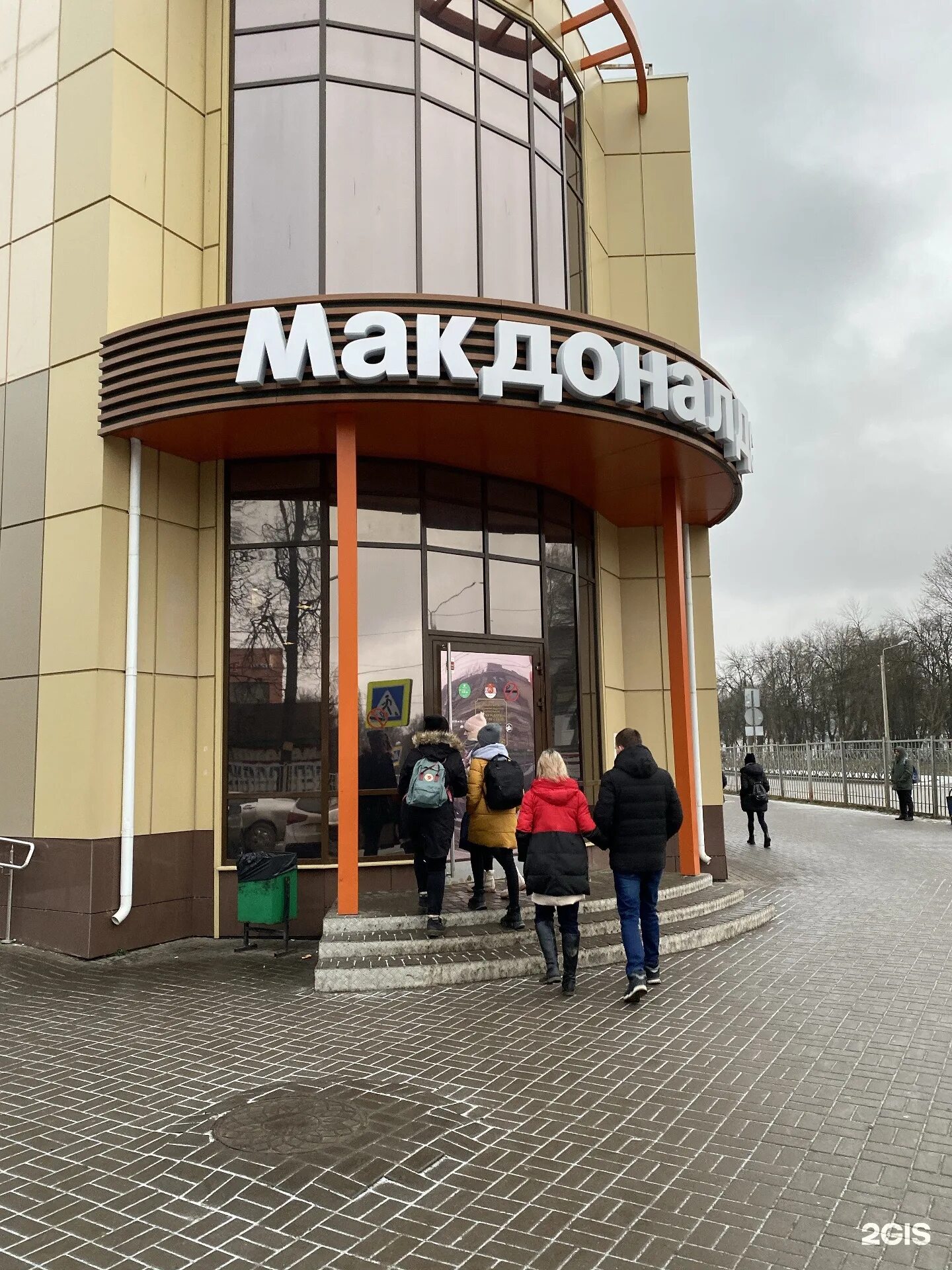 Вкусно и точка новомосковск. Вкусно и точка автовокзал. Вкусно и точка автовокзал. Макдональдс в америке. Вкусно и точка автовокзал.