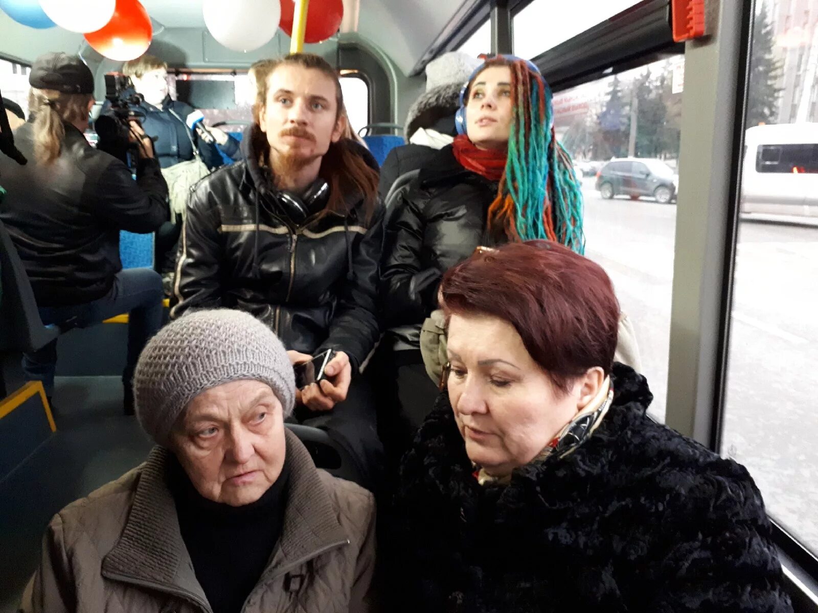 12 часов в автобусе. Пожилая дама в маршрутке. Дед в автобусе. Пенсионеры на остановке. Бабушка и девушка в автобусе.
