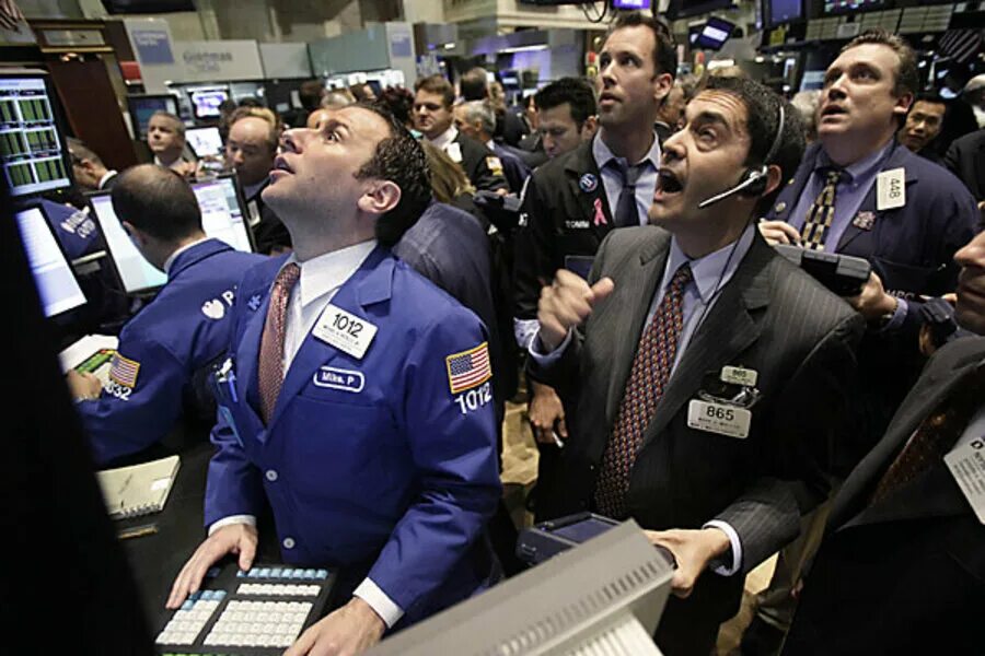 Спекулянты на бирже. Отличие инвестора от трейдера. Трейдер картинки. Трейдер. Торги на бирже.