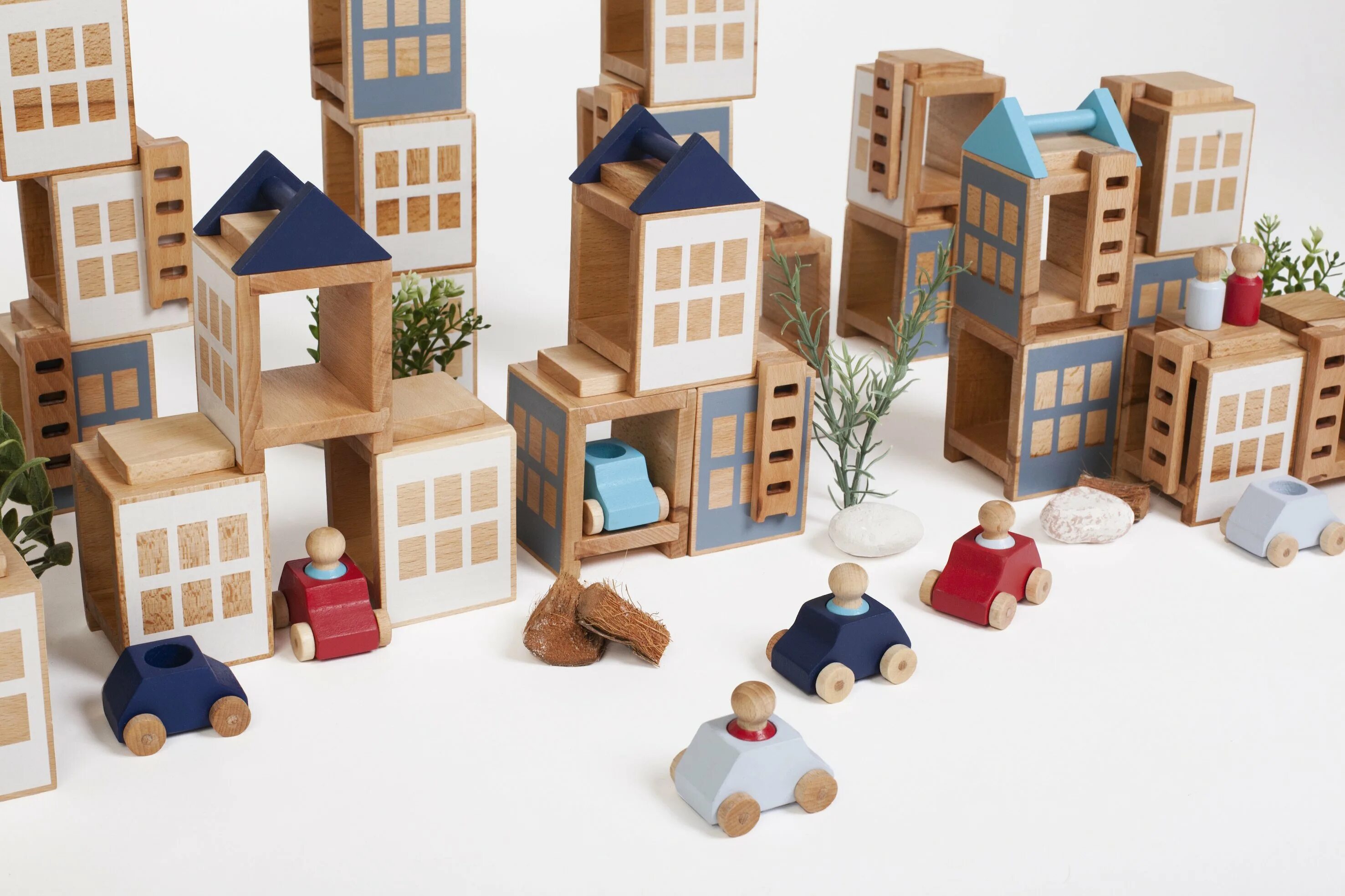 Toy town. Wooden Toys. Картинки игрушек Lubulona. Развивающие игры фирмы план Тойс домик на дереве купить.