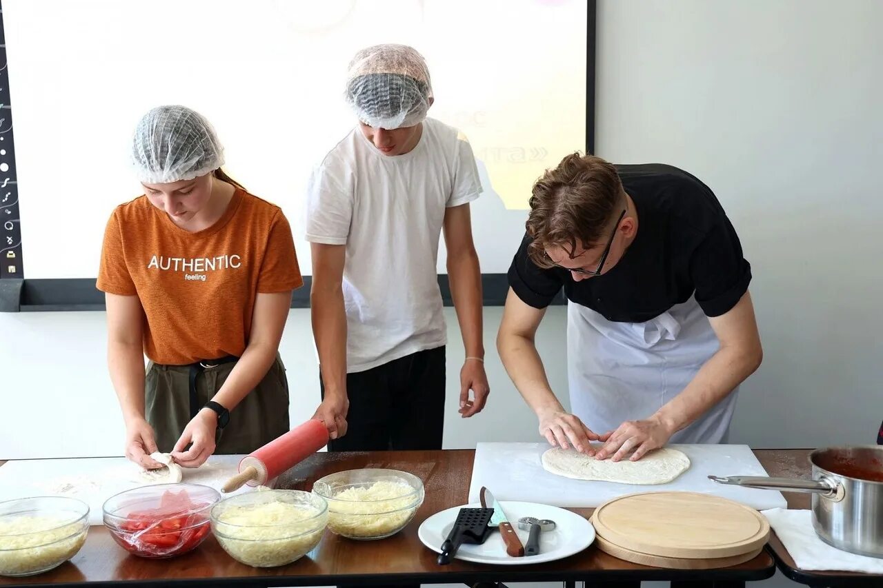 Студенты работают. Учащиеся студенты. Студент курсовая. Красивые девушки на учебе. Учеба взрослые люди.