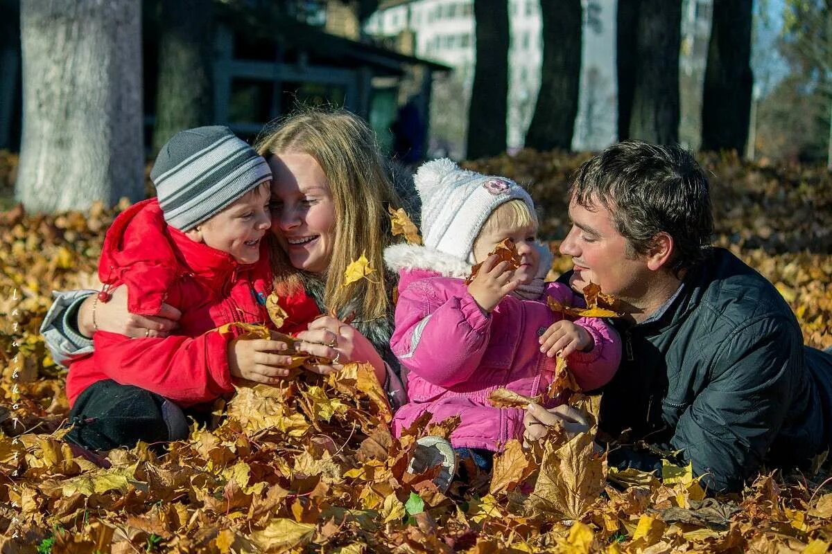 Домашняя идиллия. Семейная фотосессия с малышом на природе. Семья за столом. Семья любовь идиллия. Счастливые отношения в семье.