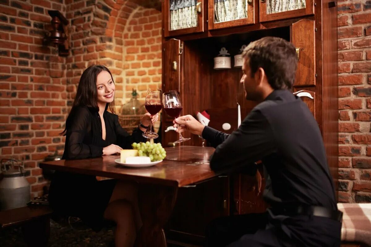 Кафе на крыше петербург. Романтика на крыше. Люди в ресторане. Wow moscow lounge веранда. Девушка и мужчина в ресторане.