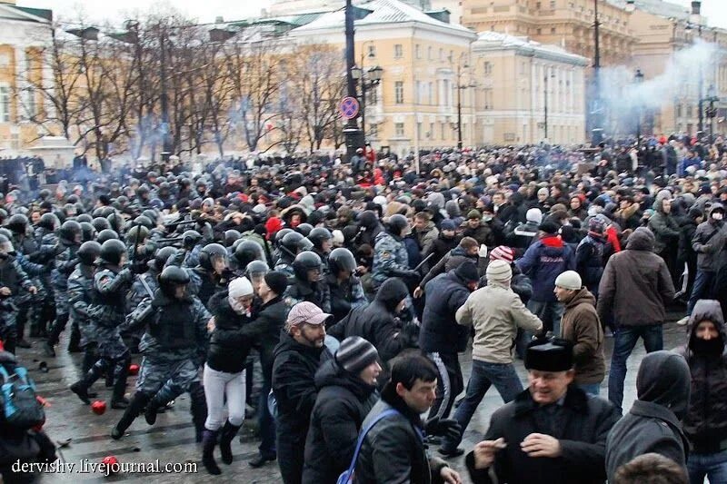 Массовые беспорядки в россии. Манежная площадь 2011 беспорядки. Русский марш на Манежной площади. Манежная площадь 2010. Беспорядки на Манежной площади.