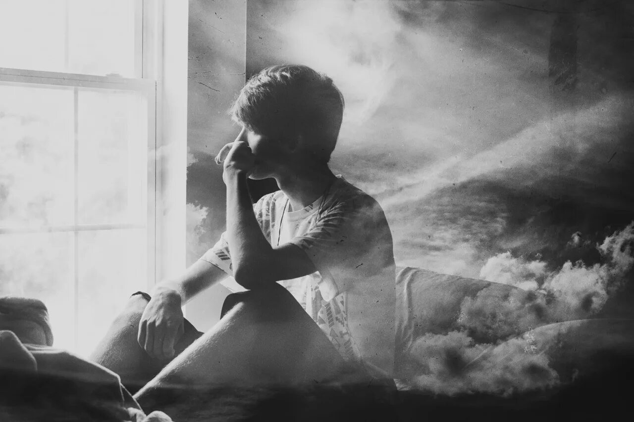 Одинокая молчи. Парень грустит. Женщина спиной у окна. Тишина женщина. Одинокая молчи.