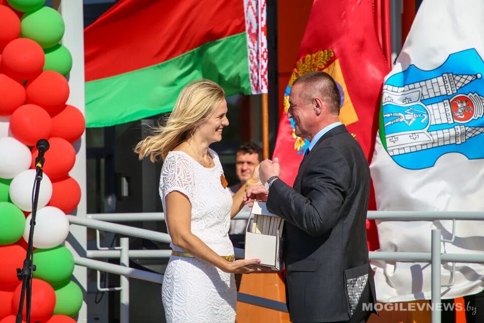 Мемориальный комплекс буйничское поле могилева вов. Фотосессия выпускников в городе. Могилев население. Ленинская улица 44 могилев. Буйническое поле в могилёве.